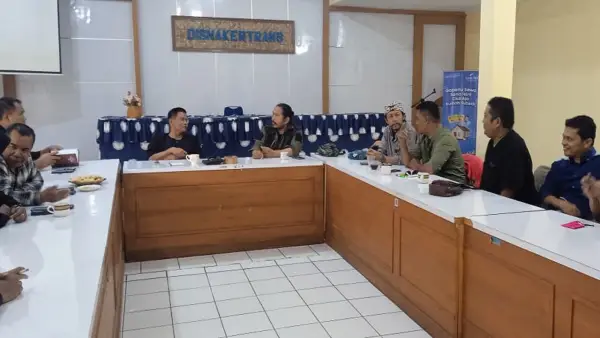 Suasana audiensi Disnaker bersama PWSI Kabupaten Sukabumi membahas isu perlindungan tenaga kerja dan maraknya pungli lowongan kerja | Foto : Dok. PWSI