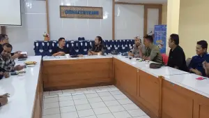 Suasana audiensi Disnaker bersama PWSI Kabupaten Sukabumi membahas isu perlindungan tenaga kerja dan maraknya pungli lowongan kerja | Foto : Dok. PWSI