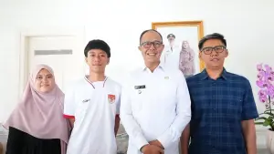 Athmar Attariz Maldeanie (kedua dari kiri) altlet Futsal U-16 saat bersama Wali Kota Sukabumi Ayep Zaki | Foto : Dokpim