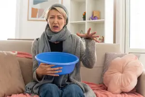 Ilustrasi Cara Mudah Menghentikan Muntah dan Menjaga Tubuh Tetap Terhidrasi Saat Sakit (Sumber: Freepik/@stockking)