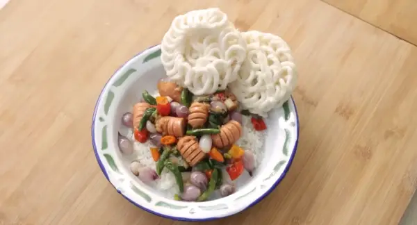 Resep Sosis Oseng Bawang Merah, Menu Pedas, Gurih, dan Praktis yang Bikin Nagih (Sumber : Youtube | Devina Hermawan)