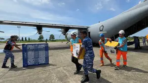 Personel PLN dan TNI AU saat memindahkan genset dan material tower darurat dari pesawat Hercules yang baru saja mendarat di Landasan Udara Sultan Iskandar Muda, Aceh. (Sumber : PLN).