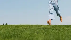 Ilustrasi grounding atau berjalan tanpa alas kaki (Sumber : Freepik)