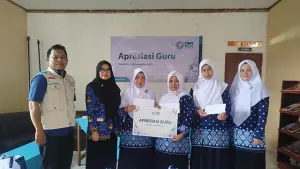 PLN UP3 Sukabumi saat memberikan bantuan kepada para guru di momen Hari Guru Nasional. (Sumber : PLN).