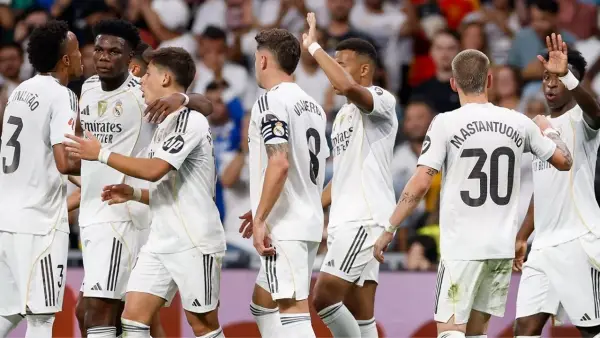 Para pemain Real Madrid tengah melakukan selebrasi setelah berhasil mengalahkan Valencia 4-0 (Sumber: web/realmadrid.com)