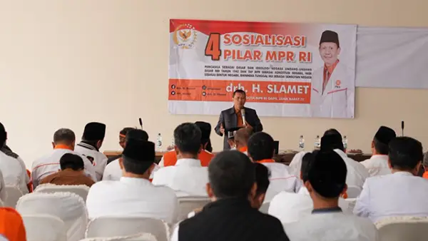Anggota MPR RI dapil Sukabumi, drh Slamet, saat Sosialisasi Empat Pilar Kebangsaan di Desa Sukamanah, Kecamatan Cisaat, Kabupaten Sukabumi, Kamis (27/11/2025). (Sumber : Istimewa.).