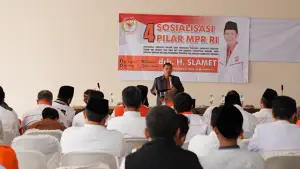 Anggota MPR RI dapil Sukabumi, drh Slamet, saat Sosialisasi Empat Pilar Kebangsaan di Desa Sukamanah, Kecamatan Cisaat, Kabupaten Sukabumi, Kamis (27/11/2025). (Sumber : Istimewa.).