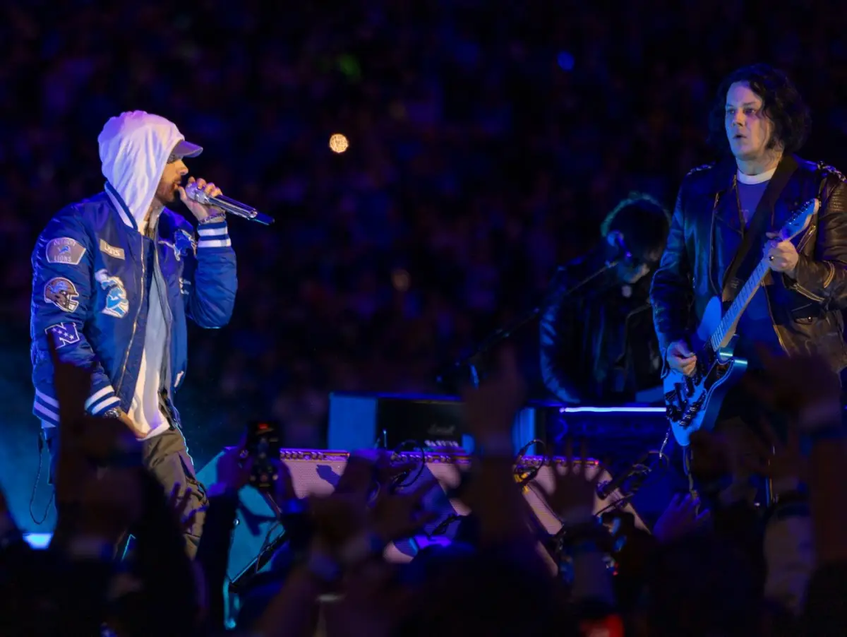 Eminem adalah seorang rapper, penulis lagu, produser rekaman, dan aktor asal Amerika Serikat yang nama aslinya adalah Marshall Bruce Mathers III.