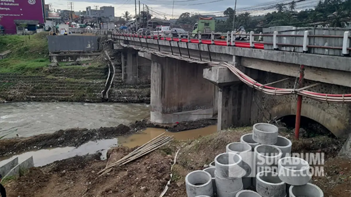Proyek Baru Mangkrak, Struktur Jembatan Lama Pamuruyan Sukabumi Terancam Rusak
