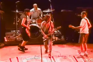 Pearl jam saat tampil live membawakan "Not for You". Grunge musik yang lahir dari penolakan terhadap kemapanan, komersialisme, dan kemunafikan sosial tahun 90-an. (Sumber:youtube)