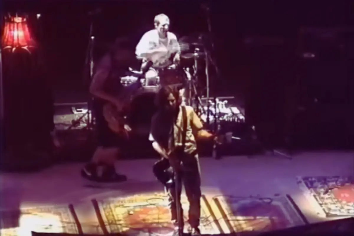 Saat seniman menggunakan referensi dari tradisi spiritual yang kompleks, risiko salah tafsir meningkat tajam. Lirik Pearl Jam ini menjadi kajian menarik tentang batas-batas kebebasan berekspresi.