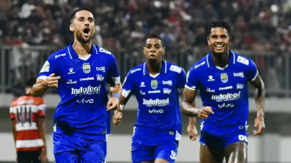 Selebrasi Luciano Guaycochea setelah mencetak gol ke gawang Madura United sekaligus memberikan kemenangan bagi Persib Bandung (Sumber: Instagram/@persib)