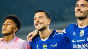 Thom Haye memberikan ucapan terima kasih pada Bobotoh yang mendukung Persib saat mengalahkan Persebaya 1-0 di Stadion GBLA (Sumber: Instagram/@thomhaye)