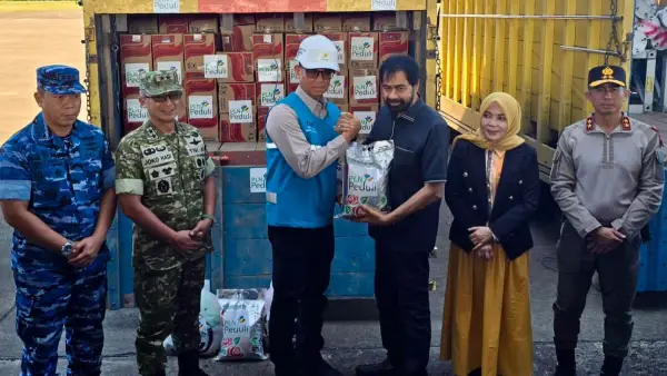 PLN menyalurkan bantuan kemanusiaan dalam bentuk paket sembako dan peralatan listrik guna memastikan kebutuhan dasar warga tetap terpenuhi selama masa tanggap darurat. (Sumber : dok pln)