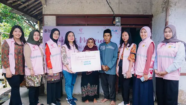 PLN (UP3) Sukabumi saat beri bantuan listrik dengan program Berbagi Cahaya, kepada warga Desa Kebonpedes, Kecamatan Bojongsawah, Kabupaten Sukabumi. (Sumber : Dok PLN).