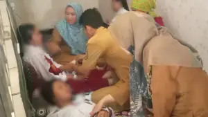 Para siswa SDN 2 Cidadap diduga keracunan kerang saat dilakukan penanganan medis. Senin (1/12/2025). (Sumber: Puskesmas Cidadap)