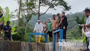 Gubernur Jawa Barat, Dedi Mulyadi yang sering disapa KDM, resmikan PLTMH Ciganas di Desa Sirnarasa, Kecamatan Simpenan, Kabupaten Sukabumi, Senin (1/12/2025). (Sumber : SU/Ilyas).