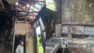 Kondisi dapur rumah warga di Parungkuda, Kabupaten Sukabumi terbakar akibat dugaan konsleting listrik. (Sumber : SU/Ibnu Sanubari).