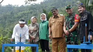 Bupati Sukabumi saat mendampingi Gubernur Jabar dalam peresmian renovasi PLTMH di Cikakak. Senin (1/12/2025). (Sumber: Dokpim)
