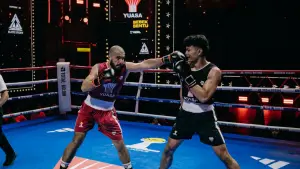 Mahasisa Internasional UNP saat bertarung di atas ring Rookie Fight Boxing Jakarta 2025. (Sumber: Istimewa)