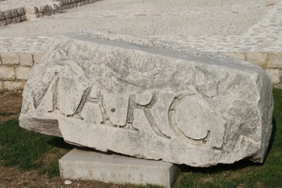 Kalender yang kita anggap modern dan universal ini sesungguhnya adalah cetak biru kuno, di mana setiap nama bulan menceritakan kisah mitologi, kekuasaan politik, dan perubahan sistem penanggalan yang berlangsung selama ribuan tahun.