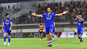 Selebrasi Thom Haye saat mencetak gol ke gawang Madura United pada Minggu malam kemarin. (Sumber : web/@ileague.id)