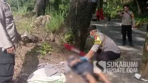 Bhabinkamtibmas memeriksa jasad pria diduga ODGJ yang ditemukan tewas di pinggir Jalan Raya Palabuhanratu–Sukabumi, Desa Bojonggaling, Kecamatan Bantargadung, Senin (1/12/2025). (Sumber Foto: Dok. Polsek Warungkiara)