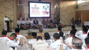 Gubernur Jabar, Kang Dedi Mulyadi (KDM) saat memberikan arahan pada pelantikan DPC Apdesi Merah Putih Kabupaten Sukabumi periode 2025–2030, Senin (1/12/2025) di Palabuhanratu | Foto : Ilyas Supendi
