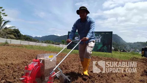 Kepala Bidang Sarana Pertanian Distan Kabupaten Sukabumi, Deni Ruslan saat menghadiri acara penanaman sorgum di Palabuhanratu, Selasa (25/11/2025). (Sumber Foto: Istimewa)