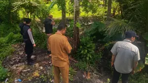 Forkopimcam Sagaranten saat sidak pembuangan limbah dapur SPPG yang dikeluhkan warga | Foto : Dok. Pemcam