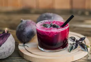 Buah bit dan Jus buah bit, superfood merah keunguan yang kaya manfaat (Sumber : Freepik)