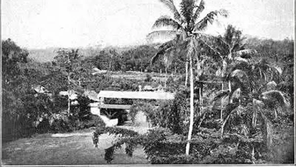 Jembatan Pamuruyan (dahulu masih beratap ijuk), saksi perubahan dari jalur Batavia tempo dulu hingga proyek modern yang kini mangkrak. (Sumber : Irman Firmansyah).