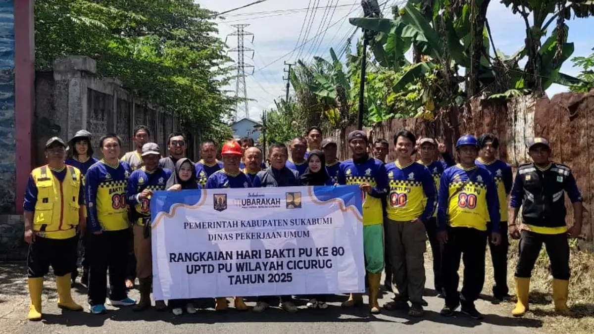 Normalisasi Jalan, Dinas PU Sukabumi Babat Rumput di Sepanjang Ruas Warung Ceuri-Purwasari