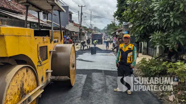 Perbaikan jalan menggunakan metode aspal sensit di ruas Pasiripis-Ciracap oleh UPTD PU Wilayah Jampangkulon. (Sumber Foto: Istimewa)
