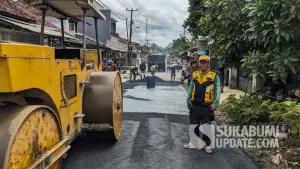 Perbaikan jalan menggunakan metode aspal sensit di ruas Pasiripis-Ciracap oleh UPTD PU Wilayah Jampangkulon. (Sumber Foto: Istimewa)