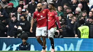 Bryan Mbuemo dan Amad Diallo setelah melakukan selebrasi ke gawang Tottenham Hotspurs (Sumber: web/dailymail.co.uk)