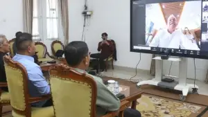 Wabup Sukabumi Andreas saat mengikuti Rakor yang dipimpin Gubernur Jabar Dedi Mulyadi terkait penggalangan bantuan untuk korban bencana Sumatera. (Sumber Foto: Dokpim Pemkab Sukabumi)