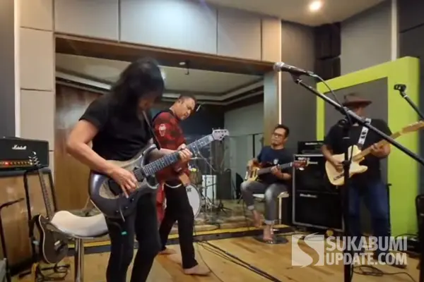 Momen kolaborasi Eet Sjahranie dan Gugun, dua gitaris yang mewakili pilar rock dan blues Indonesia, di tempat yang sudah familiar bagi Gugun. (Credit Foto: Wau)