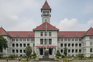 Gedung Sate kini berdiri sebagai Kantor Gubernur Jawa Barat, pusat kebijakan strategis yang berfokus pada pembangunan infrastruktur modern yang berkelanjutan (Digital Image Gedung Sate: Gemini)