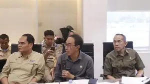 Kepala DPMD Kabupaten Sukabumi, Ahmad Samsul Bahri (Kanan) saat mengikuti Rakor Percepatan PSN Tol Bocimi. (Sumber : Dokpim).