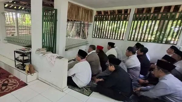 Makan Eyang Santri Dalem di Kampung Kadaleman, Desa Kadaleman, Kecamatan Surade, Kabupaten Sukabumi. Rabu (3/12/2025). (Sumber: Dok : Warga)