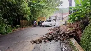 TPT Longsor di jalan nasional Palabuhanratu Sukabumi Jawa Barat, Rabu 3 Desember 2025 (Sumber: warganet)