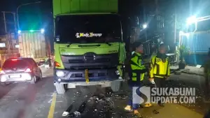 Polisi saat olah TKP kecelakaan maut motor bonceng tiga tabrak truk di Jalan Nasional Sukabumi-Bogor, Cibadak Sukabumi, Rabu (3/12/2025) dini hari. (Sumber Foto: Dok. Satlantas Polres Sukabumi)