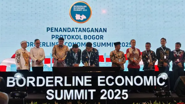 Kepala Disperkim Kabupaten Sukabumi Sendi Apriadi (kanan) saat meneken MoU dalam Borderline Economic Summit atau BES 2025. (Sumber Foto: Istimewa)