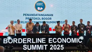 Kepala Disperkim Kabupaten Sukabumi Sendi Apriadi (kanan) saat meneken MoU dalam Borderline Economic Summit atau BES 2025. (Sumber Foto: Istimewa)