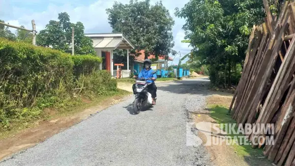 Jalan lingkungan di Kampung Citangkil, Desa Cikangkung, Kecamatan Ciracap yang diaspal Disperkim Kabupaten Sukabumi. (Sumber Foto: Istimewa)