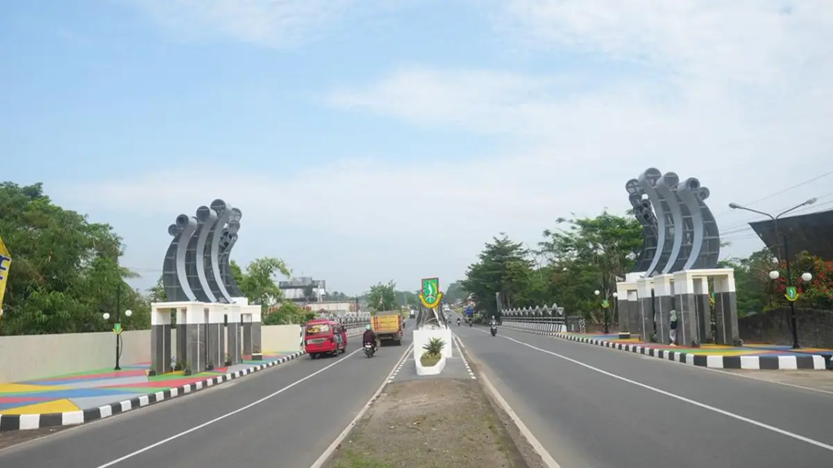 Gapura Tugu Batas Kota Sukabumi mengusung tema Pakujajar atau pohon pakis | Foto : Dede Soleh/Dokpim