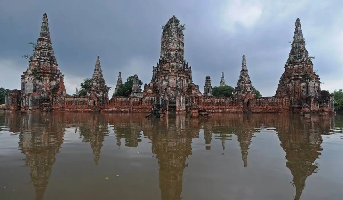 Tragedi Thailand ini menjadi cermin bagi negara tetangga, terutama Indonesia, yang juga akrab dengan bencana hidrometeorologi. Secara alamiah, kedua negara berhadapan dengan anomali iklim seperti La Niña yang meningkatkan intensitas hujan.