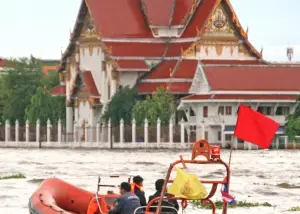 Tragedi Thailand ini menjadi cermin bagi negara tetangga, terutama Indonesia, yang juga akrab dengan bencana hidrometeorologi. Secara alamiah, kedua negara berhadapan dengan anomali iklim seperti La Niña (Sumber : Unicef)