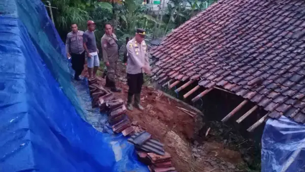 Kondisi rumah warga yang terdampak longsor di Kampung Cigoong Pasir, Desa Pulosari, Kecamatan Kalapanunggal, Kabupaten Sukabumi, Rabu sore (3/12/2025). (Sumber Foto: Istimewa)